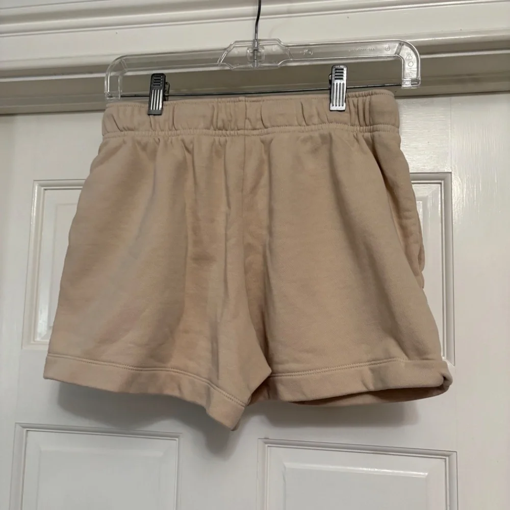 Nike Women’s Sportswear Phoenix Mid-rise 4” shorts - Picture 4 of 5